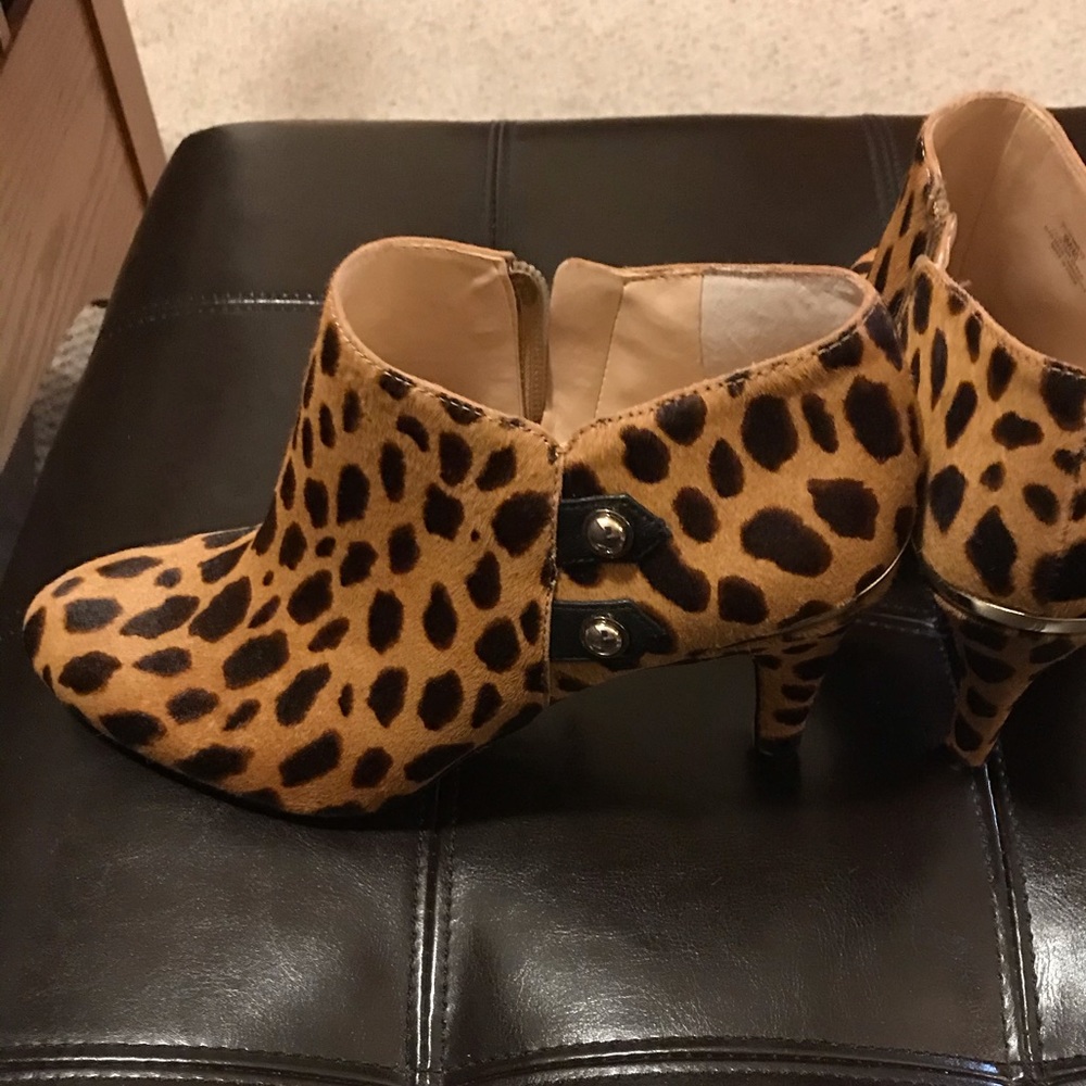 VINCE CAMUTO SHOE BOOTIE NEW NEVER WORN SZ 9